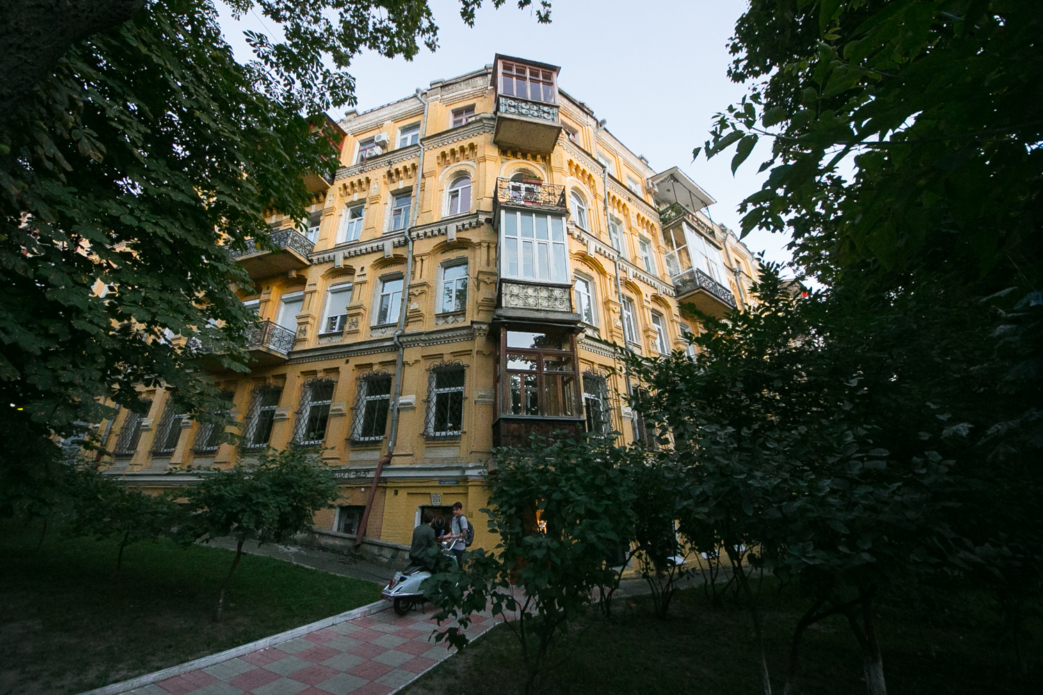 Улица Льва Толстого, 23/1 – дом, в котором жил Владимир Науменко  